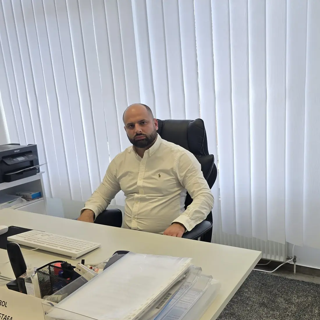Birol Mustafa am Schreibtisch im Büro von B&H Express Logistik