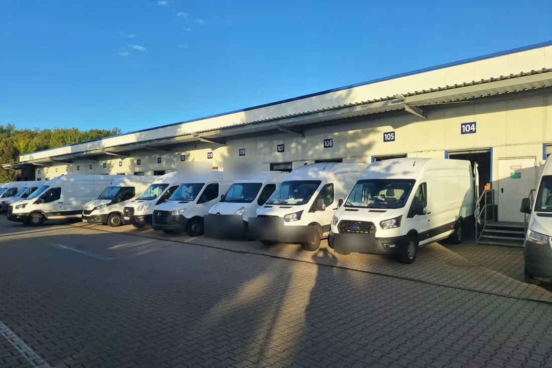 Fahrzeugflotte von B&H Express Logistik vor den Toren des Depots